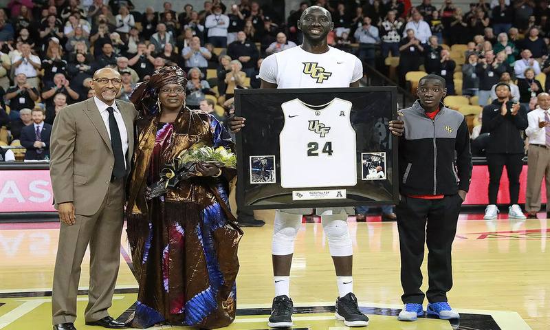 Tacko Fall sở hữu chiều cao khurnh và là cầu thủ bóng rổ cao nhất hiện nay Tacko Fall sở hữu chiều cao khurnh và là cầu thủ bóng rổ cao nhất hiện nay