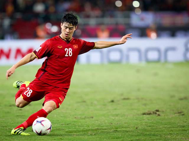 Tùy theo vị trí đá tiền đạo mà nhiệm vụ của cầu thủ cũng khác nhau Tùy theo vị trí đá tiền đạo mà nhiệm vụ của cầu thủ cũng khác nhau