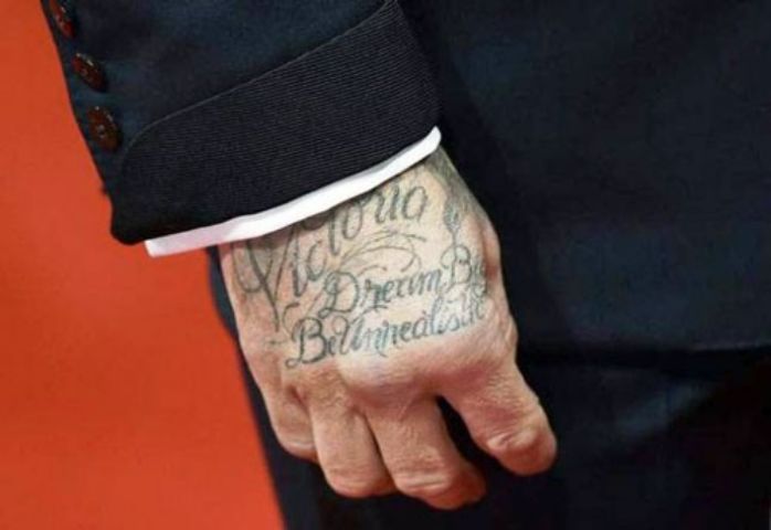 Hình xăm ở mu bàn tay của cầu thủ Beckham. Hình xăm ở mu bàn tay của cầu thủ Beckham.