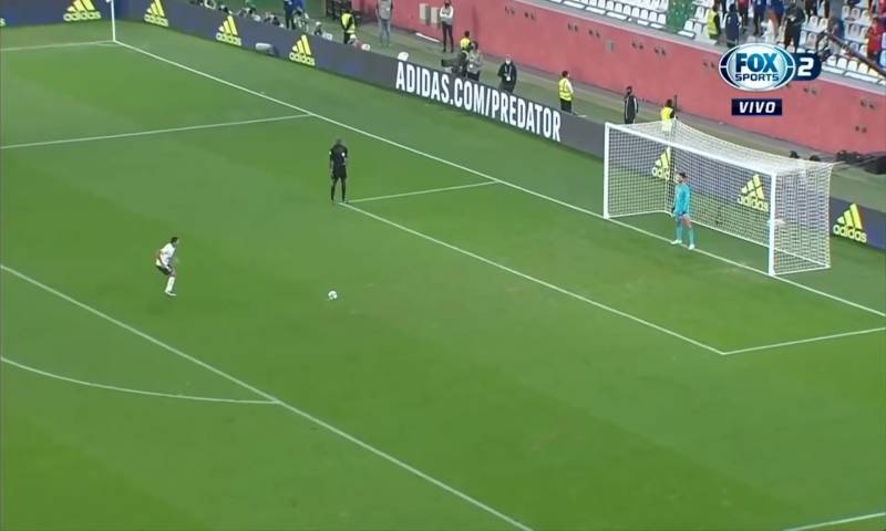 Hình ảnh cầu thủ thực hiện quả đá penalty Hình ảnh cầu thủ thực hiện quả đá penalty
