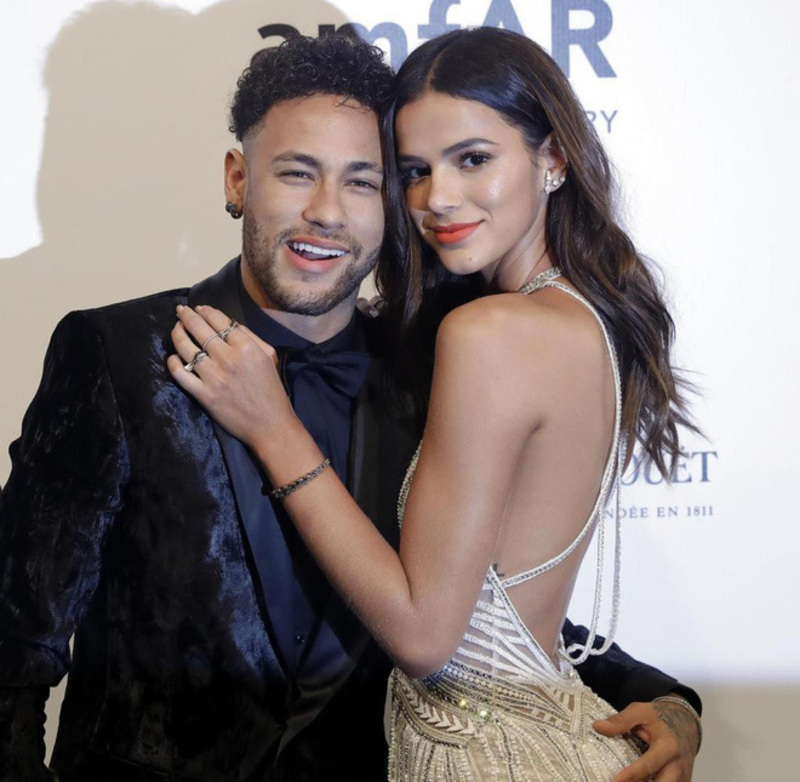 Neymar thân thiết cùng gia đình mới của Caroline Dantas Neymar thân thiết cùng gia đình mới của Caroline Dantas