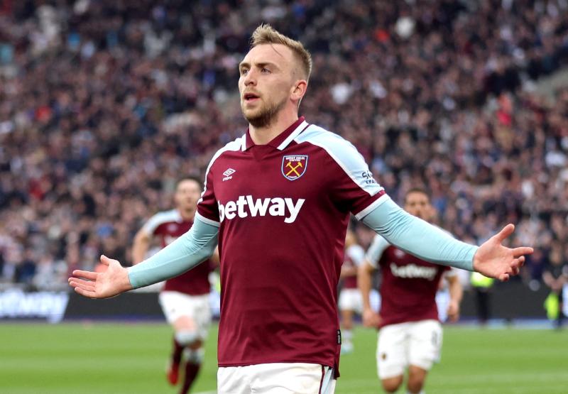Đứng đầu là đội bóng Burnley với màu đỏ tượng trưng